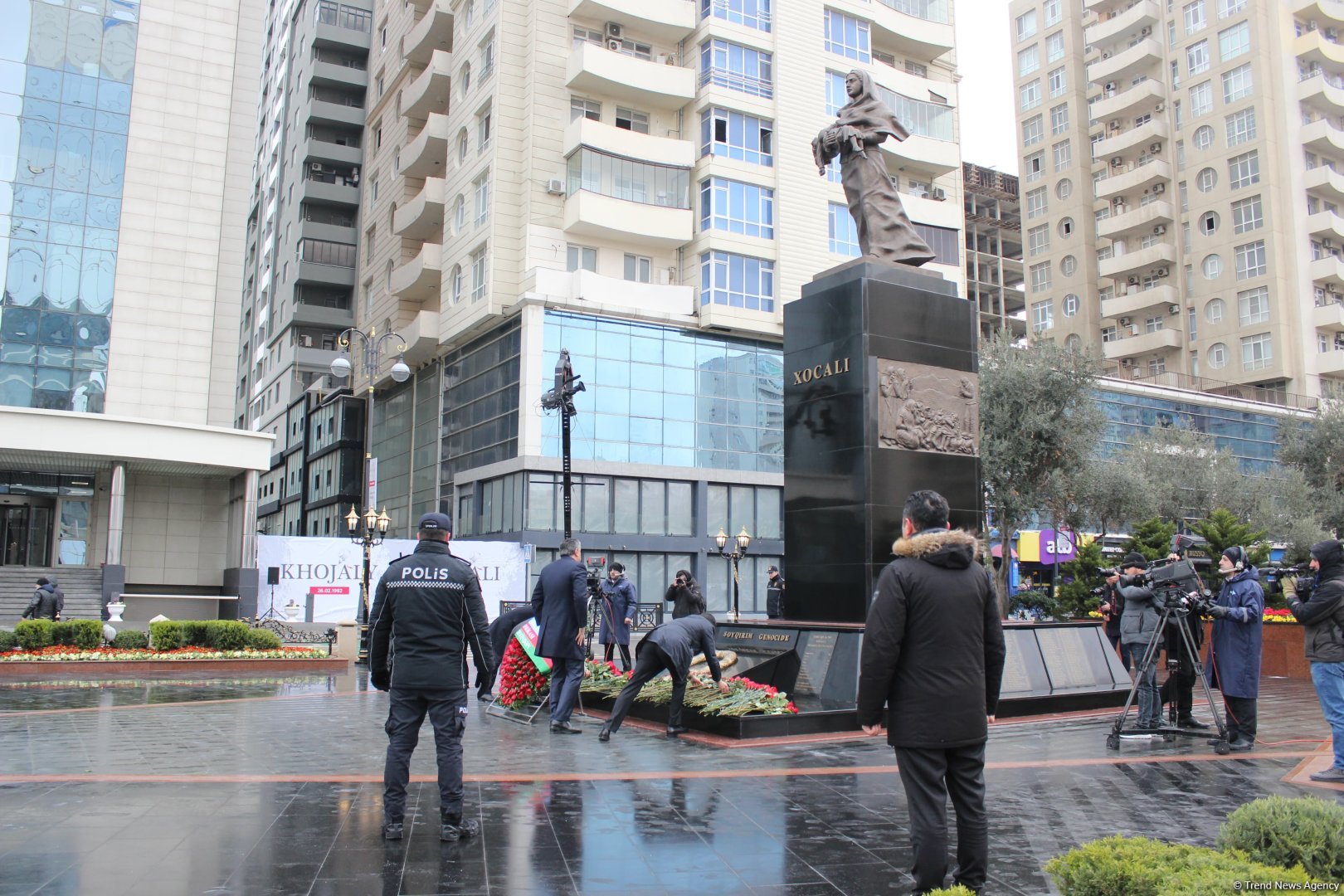 Azərbaycan xalqı Xocalı soyqırımının 33-cü ildönümü ilə bağlı "Ana harayı" abidəsini ziyarət edir (FOTO)