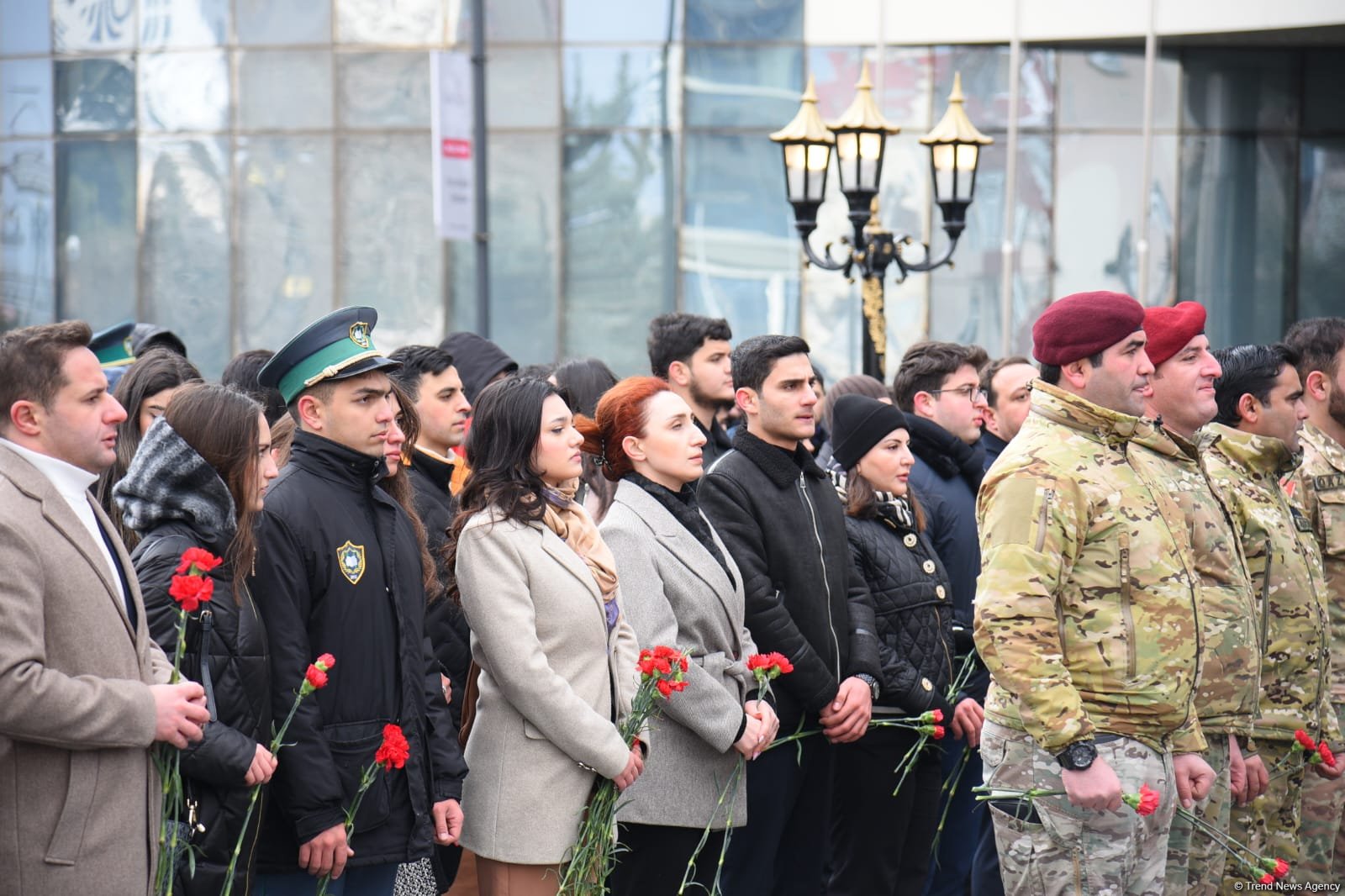 Azərbaycan xalqı Xocalı soyqırımının 33-cü ildönümü ilə bağlı "Ana harayı" abidəsini ziyarət edir (FOTO)