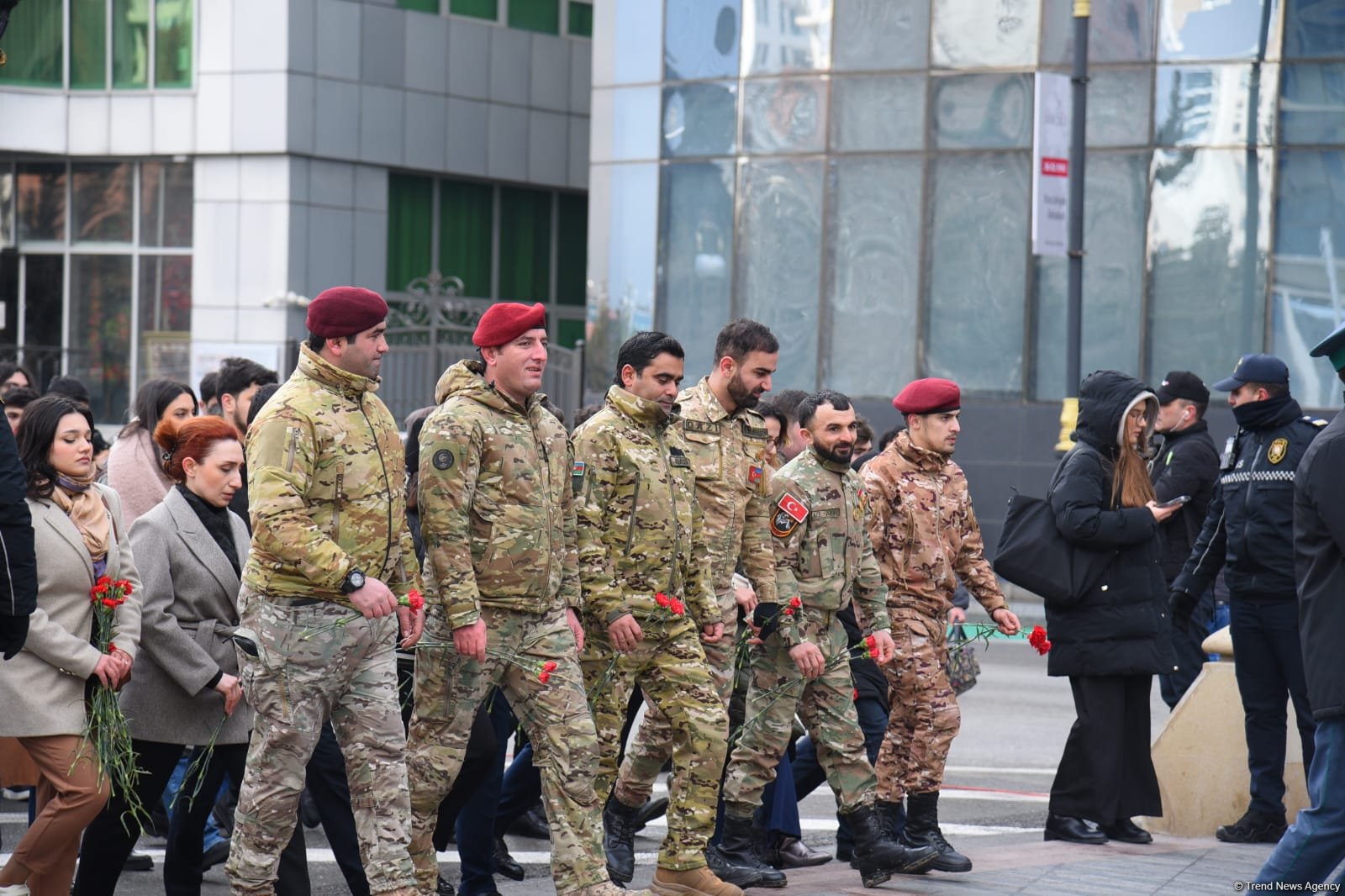 Azərbaycan xalqı Xocalı soyqırımının 33-cü ildönümü ilə bağlı "Ana harayı" abidəsini ziyarət edir (FOTO)