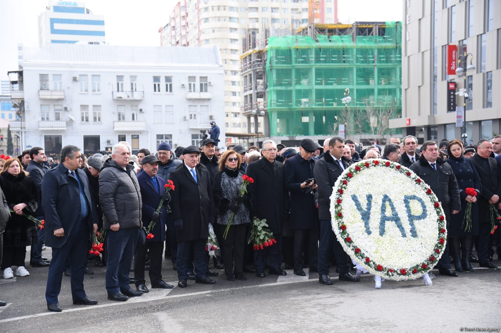 Azərbaycan xalqı Xocalı soyqırımının 33-cü ildönümü ilə bağlı "Ana harayı" abidəsini ziyarət edir (FOTO)