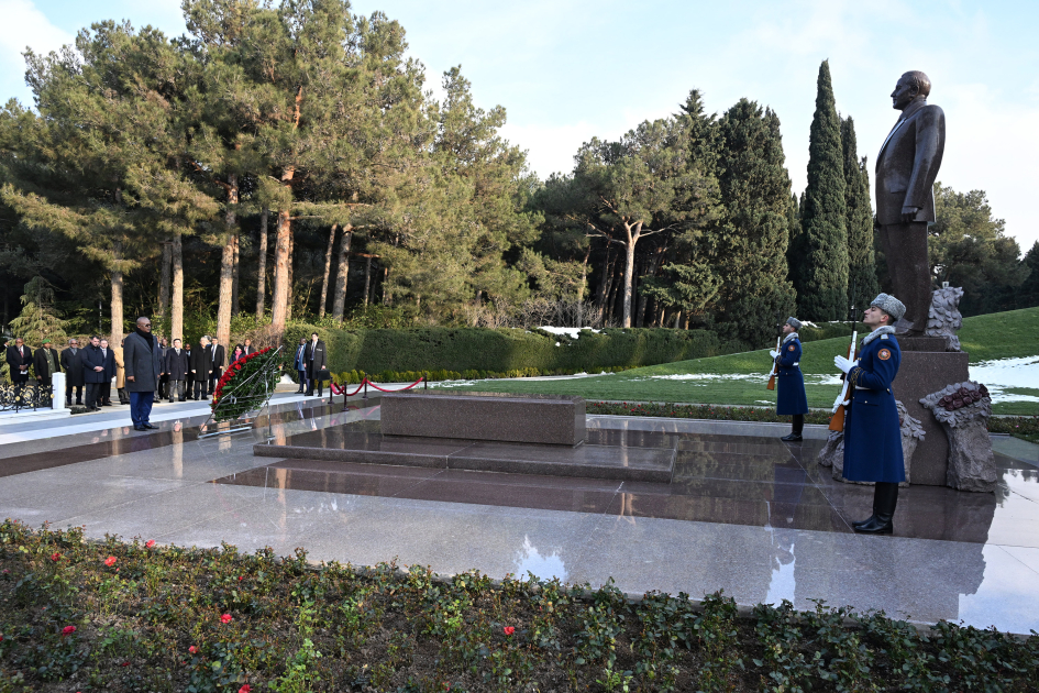 Qvineya-Bisau Prezidenti Fəxri xiyabanda Ulu Öndər Heydər Əliyevin xatirəsini anıb (FOTO)