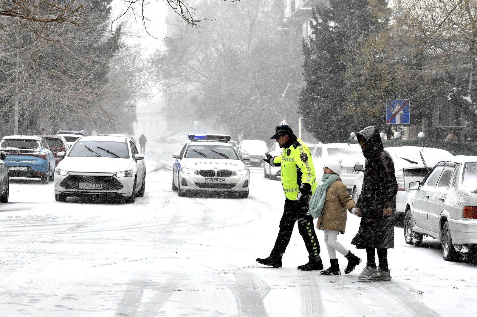 Hava şəraiti ilə əlaqədar polis əməkdaşları zəruri təhlükəsizlik tədbirləri görürlər (FOTO)