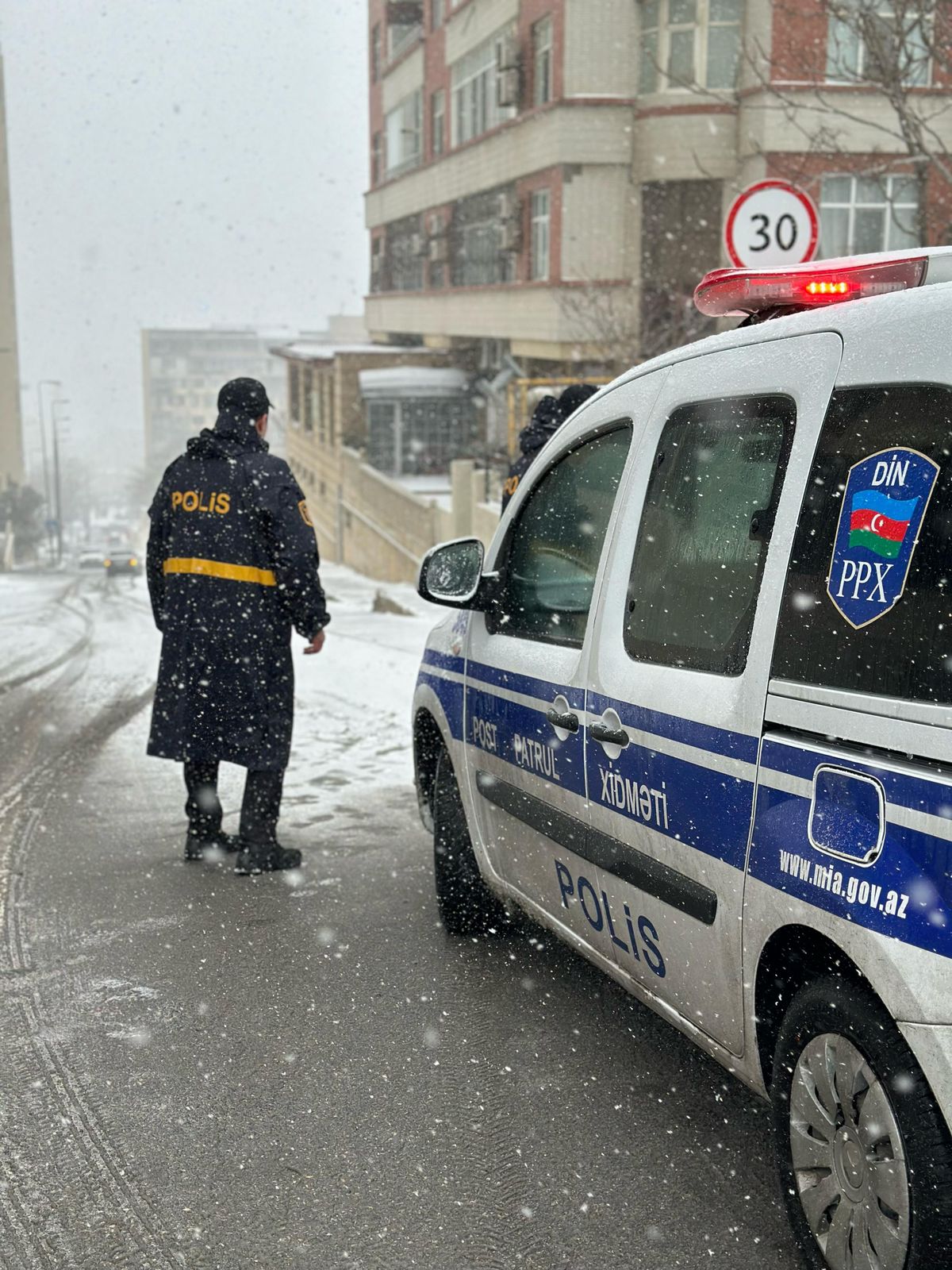 Hava şəraiti ilə əlaqədar polis əməkdaşları zəruri təhlükəsizlik tədbirləri görürlər (FOTO)