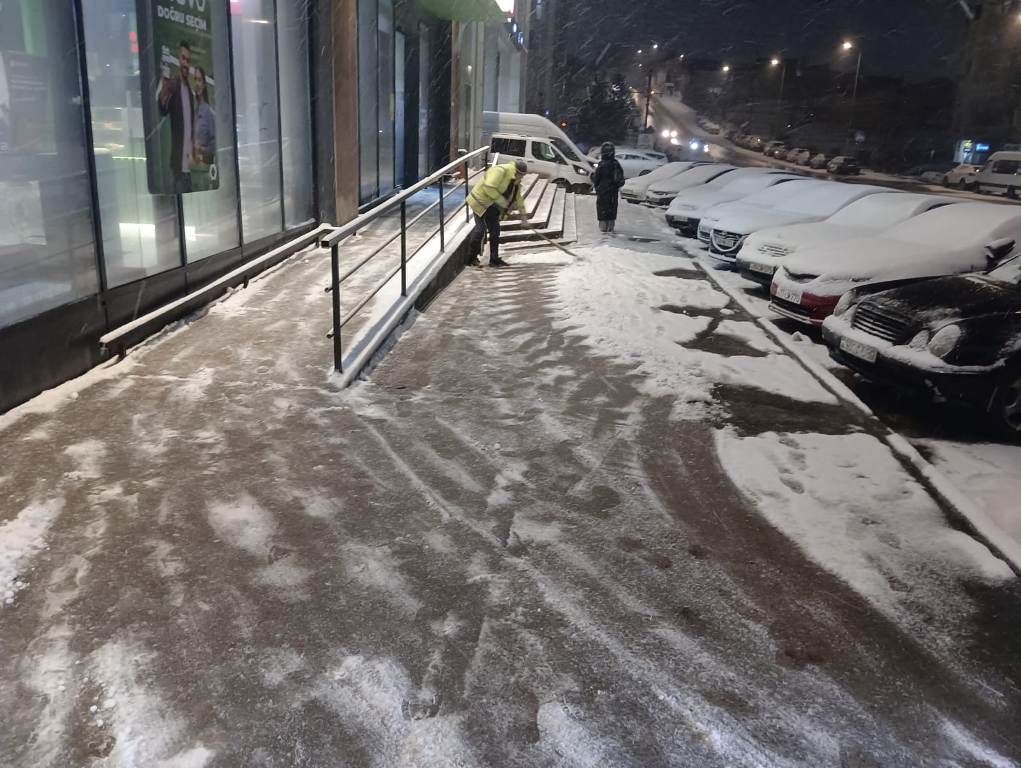 Paytaxtda qardan təmizləmə işləri davam edir (FOTO)