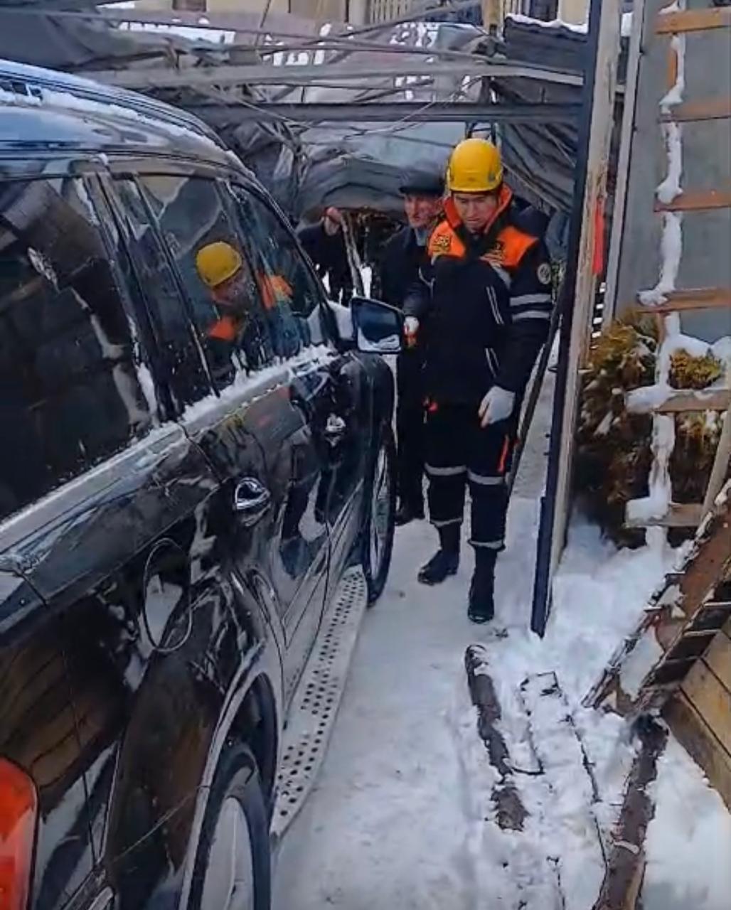 Qəbələdə güclü qar damı maşının üzərinə uçurdu (FOTO/VİDEO)