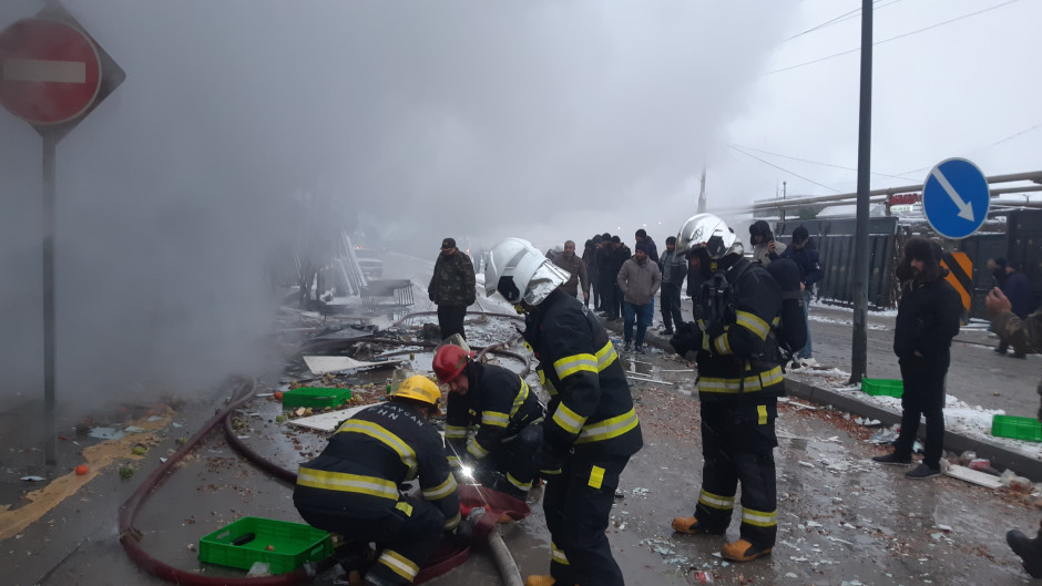 Bakıda bu marketdə partlayışdan sonrakı yanğın söndürülüb: xəsarət alanlar var (ƏLAVƏ OLUNUB) (FOTO/VİDEO)