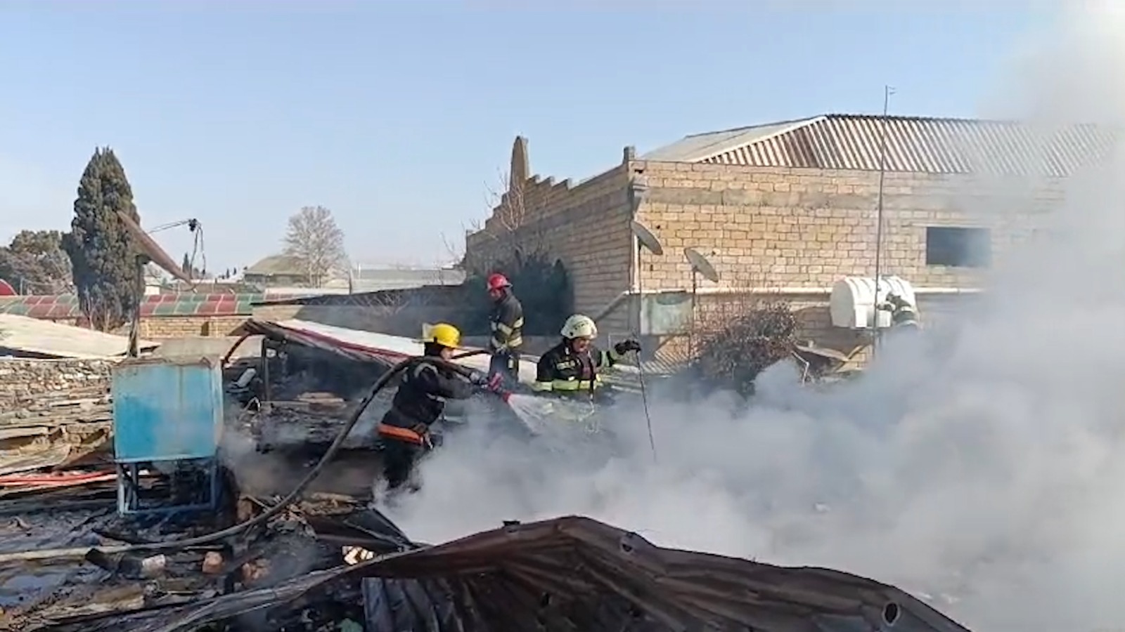 Gəncədə bir-birinə bitişik tikilmiş dörd ev yandı (FOTO/VİDEO)