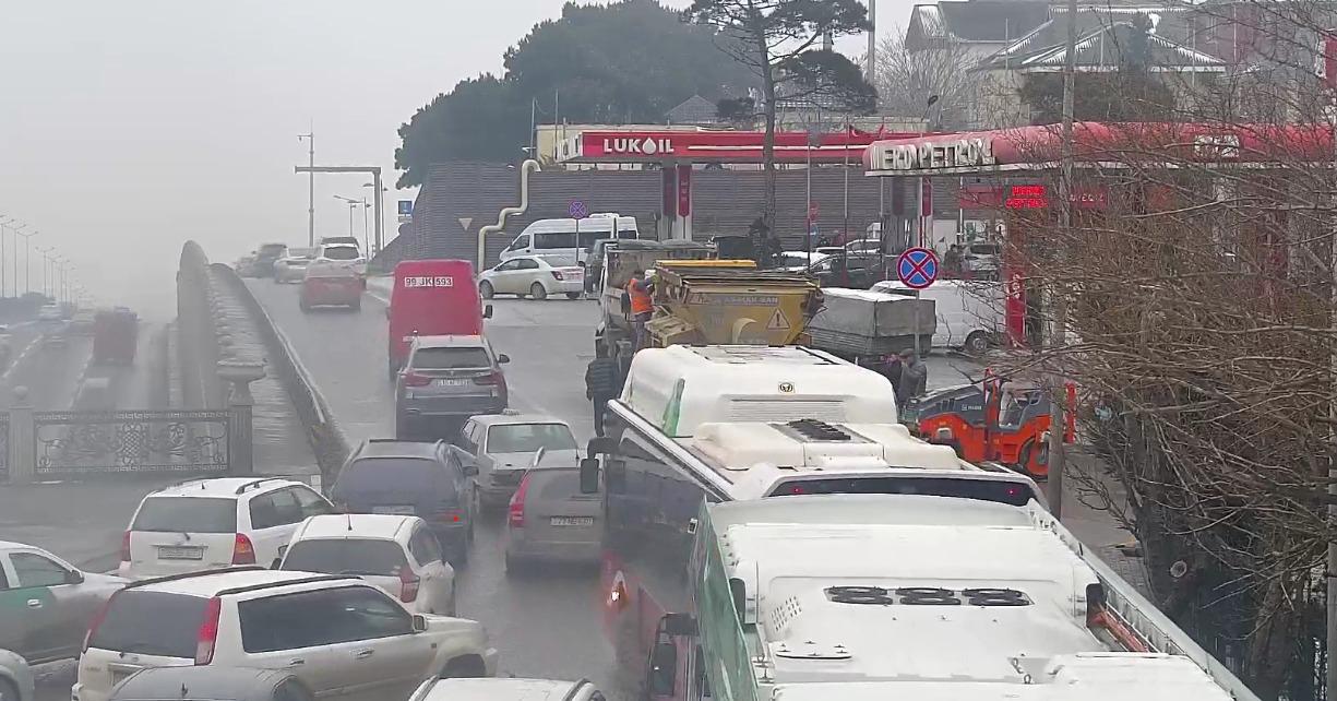 Sürücülərin NƏZƏRİNƏ: Bakıda bir neçə yolda təmir aparılır (FOTO)