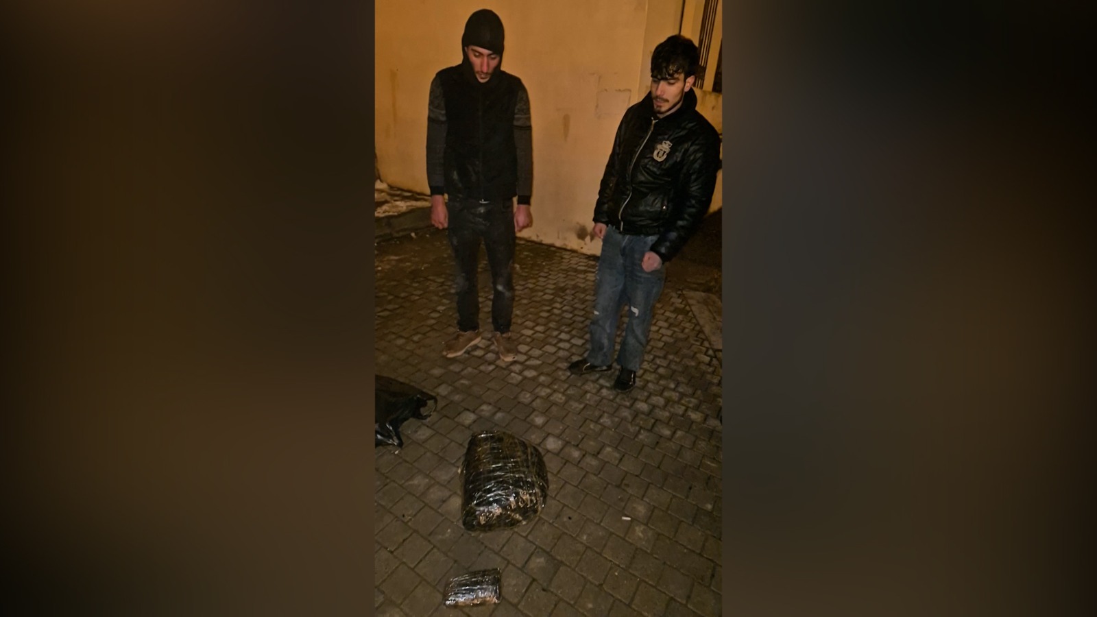 Polis Səbaildə saxladığı narkokuryerlərdən 3 kq narkotik vasitə aşkarlayıb (FOTO)