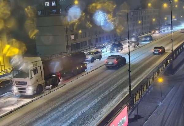 Bakıda yollar buz bağladı - Yük avtomobilləri yolda qaldı (FOTO)