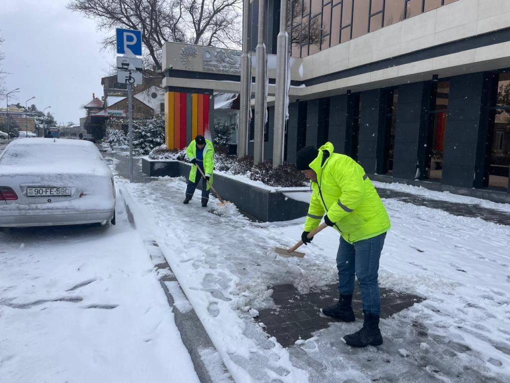 Bakıda qar təmizliyi FOTOLARDA