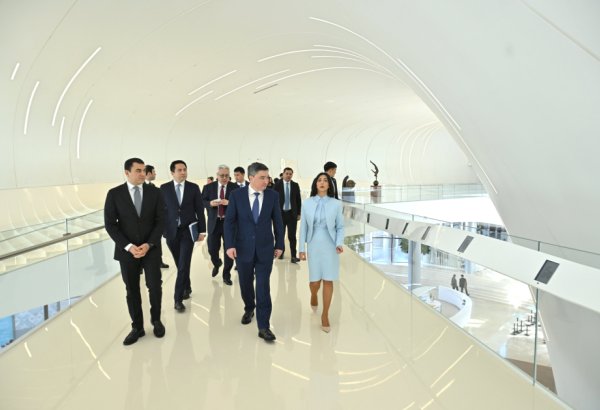Qazaxıstanın Baş naziri Heydər Əliyev Mərkəzində olub (FOTO)