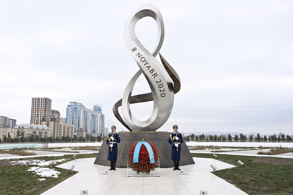 Qazaxıstanın Baş naziri Oljas Bektenov Bakıda Zəfər parkını ziyarət edib (FOTO)