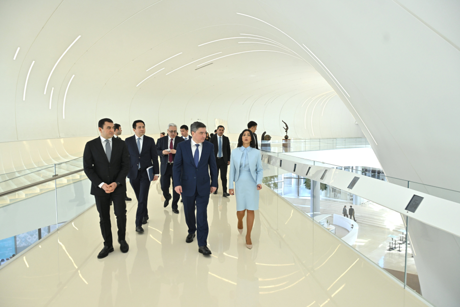 Qazaxıstanın Baş naziri Heydər Əliyev Mərkəzində olub (FOTO)
