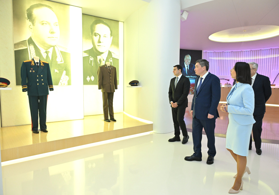 Qazaxıstanın Baş naziri Heydər Əliyev Mərkəzində olub (FOTO)