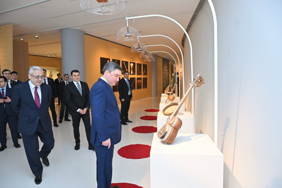 Qazaxıstanın Baş naziri Heydər Əliyev Mərkəzində olub (FOTO)