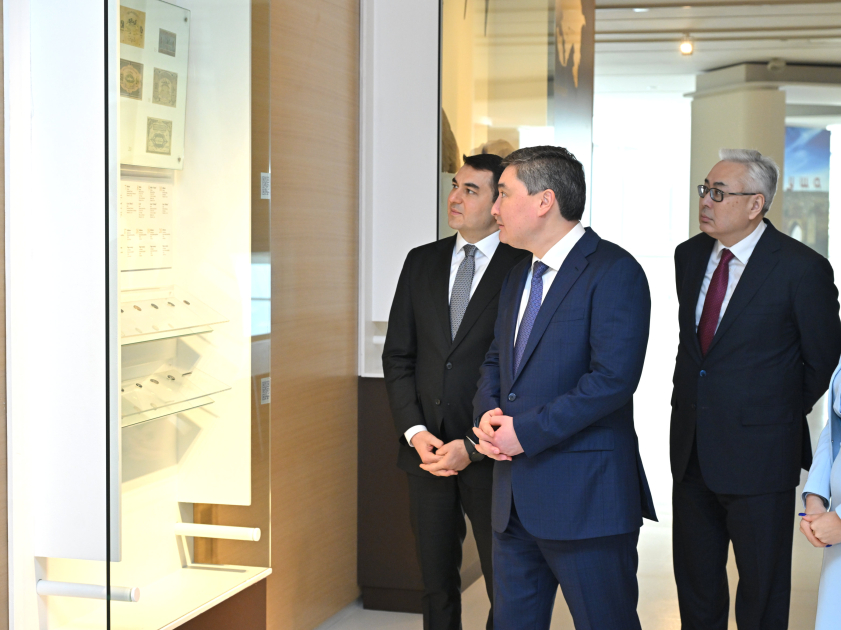 Qazaxıstanın Baş naziri Heydər Əliyev Mərkəzində olub (FOTO)