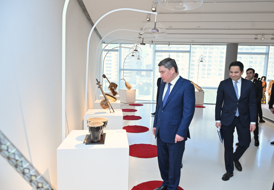 Qazaxıstanın Baş naziri Heydər Əliyev Mərkəzində olub (FOTO)