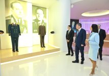 Qazaxıstanın Baş naziri Heydər Əliyev Mərkəzində olub (FOTO)