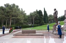 Qazaxıstanın Baş naziri Fəxri xiyabanda Ulu Öndər Heydər Əliyevin xatirəsini anıb (FOTO)