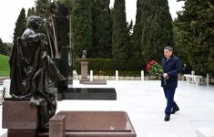 Qazaxıstanın Baş naziri Fəxri xiyabanda Ulu Öndər Heydər Əliyevin xatirəsini anıb (FOTO)