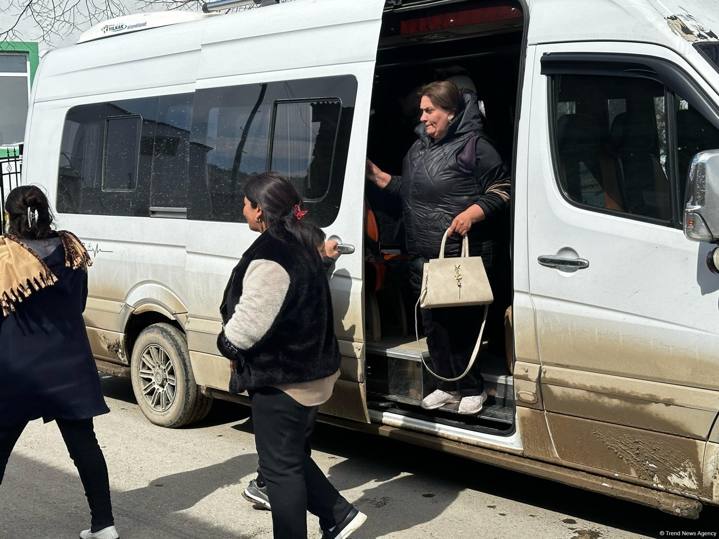 İlk köç karvanı Ağdərənin Həsənriz kəndinə çatıb (FOTO) (ƏLAVƏ EDİLİB)