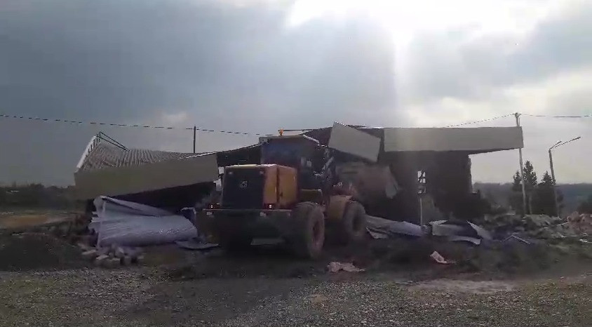 Tərtərdə qanunsuz inşa olunan tikili sökülüb (FOTO/VİDEO)