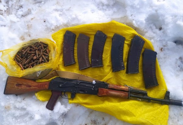 Yardımlıda dərədən "Kalaşnikov" avtomatı aşkarlanıb (FOTO)
