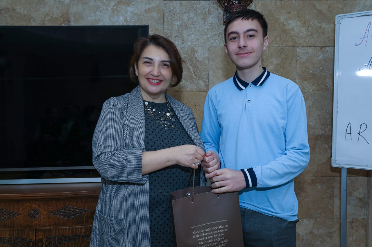 “Ədibin Evi”ndə məktəblilərlə "Azərbaycan dili dövlət dilidir” mövzusunda görüş keçirilib (FOTO)