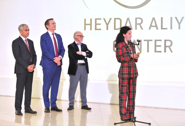 Heydər Əliyev Mərkəzində italyan heykəltəraşın “Təbiətin nemətləri” adlı sərgisi açılıb (FOTO/VIDEO)