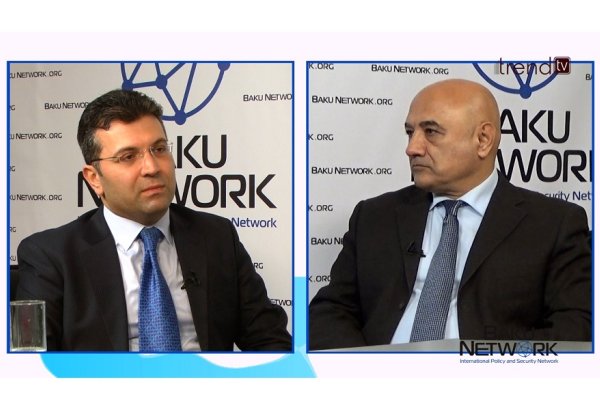 “İncəsənət divar hörmür, körpü salır” – Eyyub Quliyev “Tofiq Abbasovla dialoq” verlişində (FOTO/VİDEO)