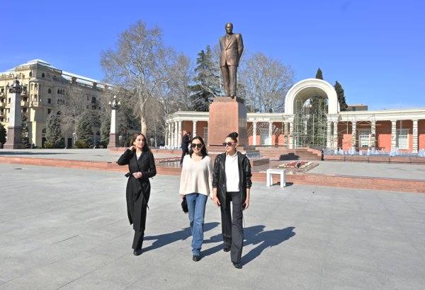 Birinci vitse-prezident Mehriban Əliyeva Gəncə şəhərində Ulu Öndər Heydər Əliyevin abidəsini ziyarət edib (FOTO/VİDEO)