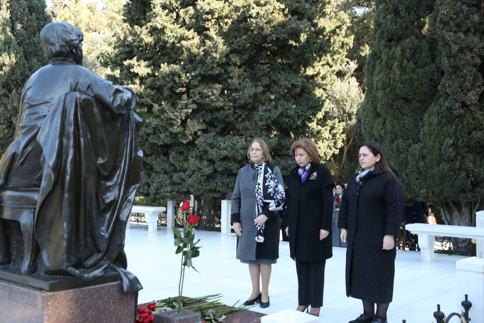 Ailə, Qadın və Uşaq Problemləri üzrə Dövlət Komitəsinin kollektivi və bir qrup ictimai fəal qadın Fəxri xiyabanı ziyarət edib (FOTO)