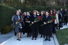 Ailə, Qadın və Uşaq Problemləri üzrə Dövlət Komitəsinin kollektivi və bir qrup ictimai fəal qadın Fəxri xiyabanı ziyarət edib (FOTO)