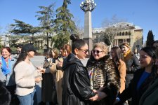 Birinci vitse-prezident Mehriban Əliyeva Gəncə şəhərində Ulu Öndər Heydər Əliyevin abidəsini ziyarət edib (FOTO)