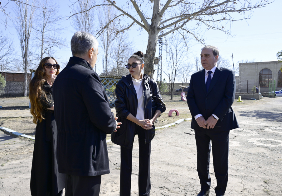 Birinci vitse-prezident Mehriban Əliyeva Gəncə şəhər 37 nömrəli tam orta məktəbdə aparılan təmir-bərpa işləri ilə tanış olub (FOTO)