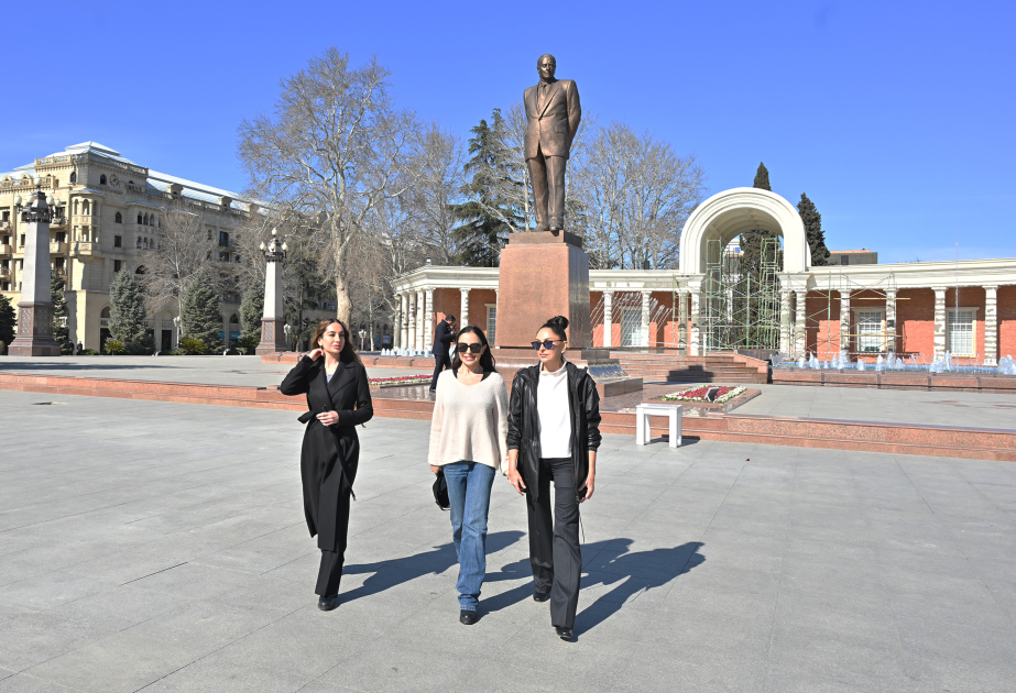 Birinci vitse-prezident Mehriban Əliyeva Gəncə şəhərində Ulu Öndər Heydər Əliyevin abidəsini ziyarət edib (FOTO)