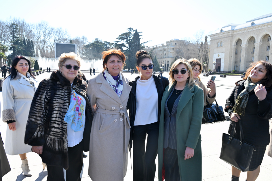 Birinci vitse-prezident Mehriban Əliyeva Gəncə şəhərində Ulu Öndər Heydər Əliyevin abidəsini ziyarət edib (FOTO)