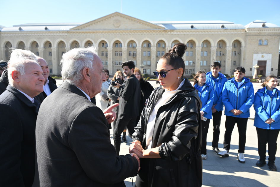 Birinci vitse-prezident Mehriban Əliyeva Gəncə şəhərində Ulu Öndər Heydər Əliyevin abidəsini ziyarət edib (FOTO)