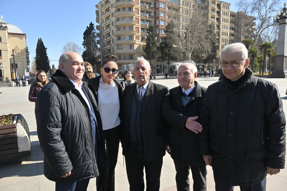 Birinci vitse-prezident Mehriban Əliyeva Gəncə şəhərində Ulu Öndər Heydər Əliyevin abidəsini ziyarət edib (FOTO)