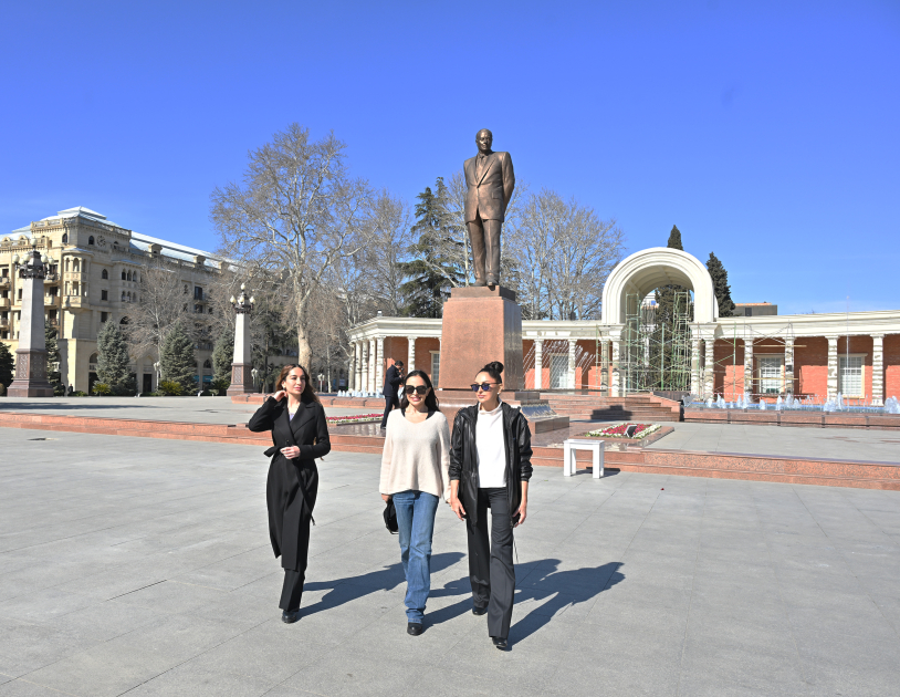 Birinci vitse-prezident Mehriban Əliyeva Gəncə şəhərində Ulu Öndər Heydər Əliyevin abidəsini ziyarət edib (FOTO)