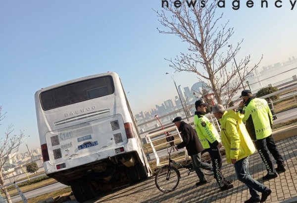 Bakıda sərnişin avtobusu qəzaya uğrayıb (FOTO/VİDEO)