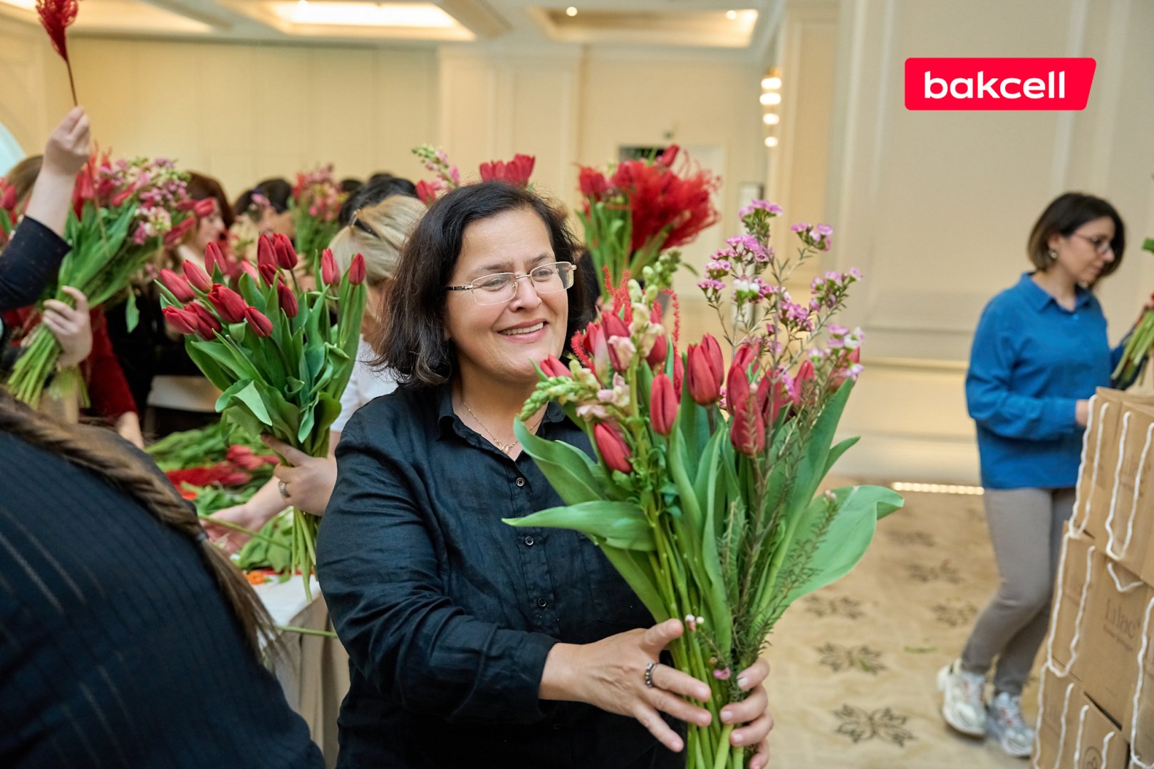 "Bakcell" jurnalist xanımları 8 Mart münasibətilə təbrik edib (FOTO)