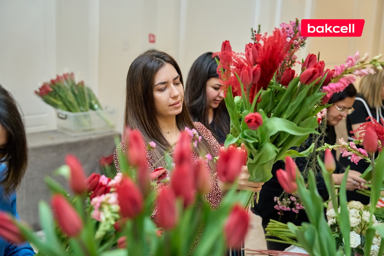 "Bakcell" jurnalist xanımları 8 Mart münasibətilə təbrik edib (FOTO)