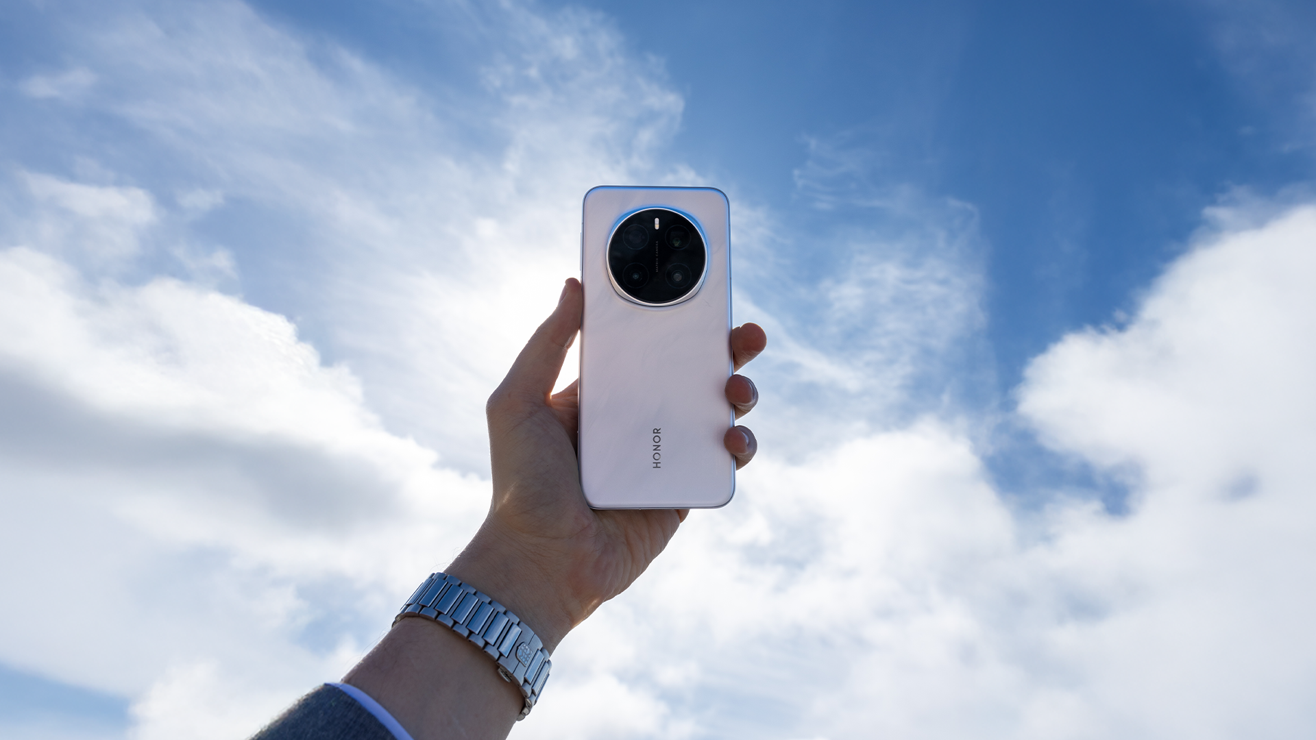 HONOR Magic7 Pro smartfonu artıq satışda (FOTO/VİDEO)