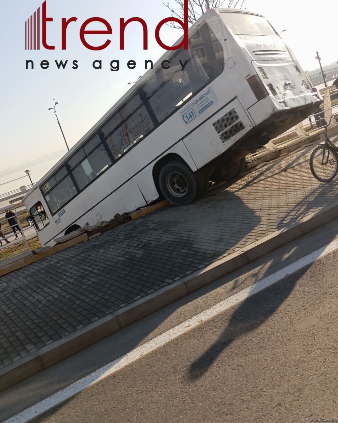 Bakıda sərnişin avtobusu qəzaya uğrayıb (FOTO/VİDEO)