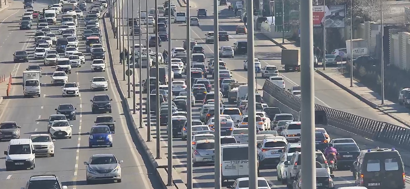 Bakıda baş verən qəza sıxlığa səbəb oldu