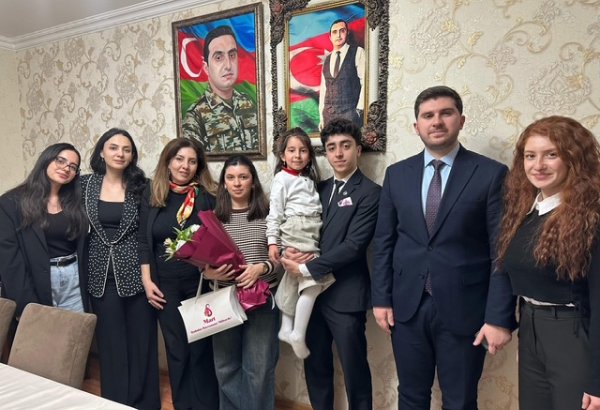 UNEC kollektivi Beynəlxalq Qadınlar Günündə şəhid analarını ziyarət edib (FOTO)