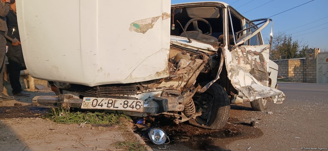 Ağcabədidə maşın hasara çırpıldı, sürücü xəsarət aldı (FOTO)