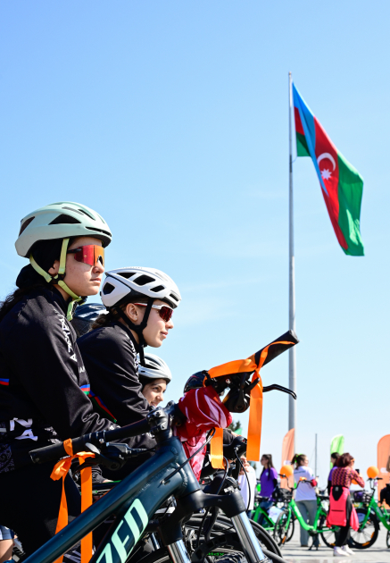 Heydər Əliyev Fondunun vitse-prezidenti Leyla Əliyeva Bakıda Beynəlxalq Qadınlar Günü münasibətilə keçirilən veloyürüşdə iştirak edib (FOTO)